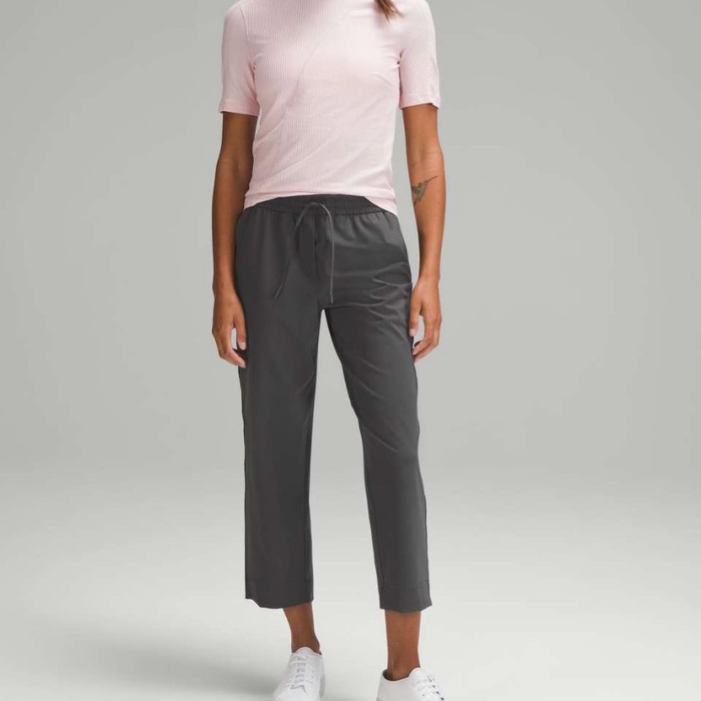 Lululemon Tapered-Leg Mid-Rise Crop
25" * Luxtreme